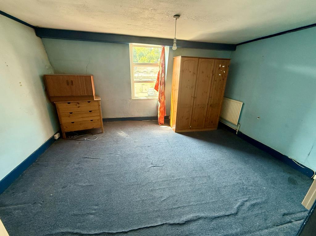 Lot: 11 - FOUR STOREY DOUBLE FRONTED BUILDING WITH POTENTIAL - Maisonette bedroom three